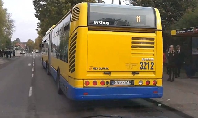 Kierowca autobusu miejskiego rusza z przystanku bez włączenia kierunkowskazu