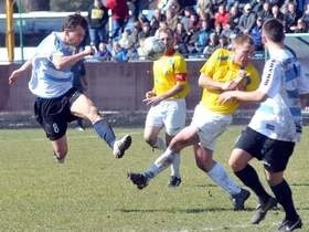 Karpaty Krosno (biało niebieskie stroje) przegrały ze Stalą Sanok 1-2.