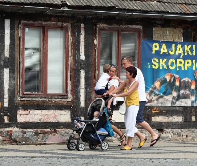 Zniszczona chata przy ulicy Marynarki Polskiej. 