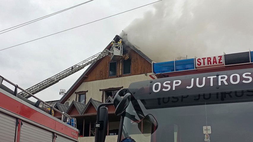 Gigantyczny pożar karczmy "We Młynie" w Tuszynku Majorackim pod Łodzią. Płonęła kuchnia, sala i dach! Akcja gaśnicza trwała 12 godzin! 