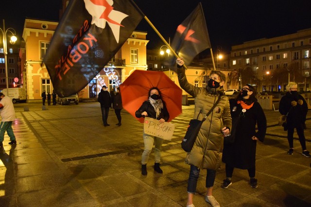 Strajk kobiet na Placu Biegańskiego w Częstochowie, 26 lutego 2021 rokZobacz kolejne zdjęcia. Przesuwaj zdjęcia w prawo - naciśnij strzałkę lub przycisk NASTĘPNE