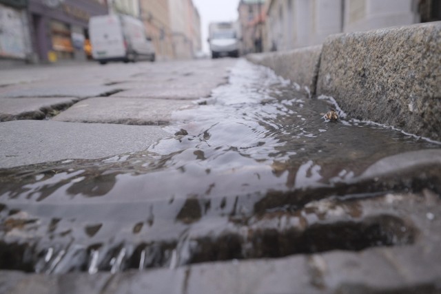 W środę, 17 listopada doszło do uszkodzenia wodociągu na ulicy Paderewskiego w Poznaniu. Usuwanie awarii potrwa do godzin popołudniowych. Będą przerwy w dostawie wody.Czytaj dalej -->