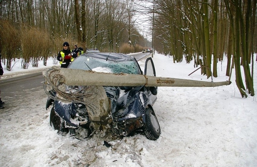 Wypadek: Renault wjechalo w slup...