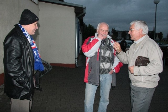 O sytuacji Orła rozmawiali przed halą (od lewej) Kazimierz Pacholak, Jan Pomesny i Ryszard Kubiak.