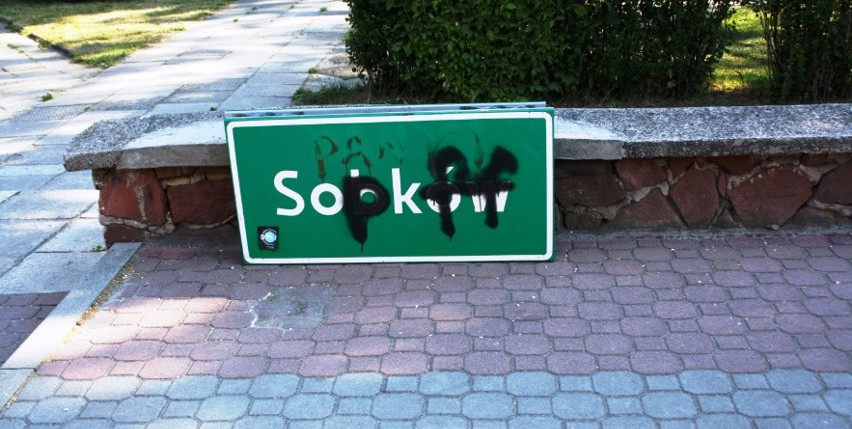 W gminie Sobków po raz kolejny zniszczyli znaki drogowe. Ofiarą padła też wiata przystankowa