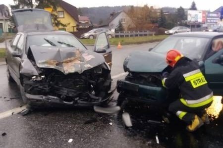 Dąbrowa. Czołowe zderzenie dwóch samochodów osobowych. Trzy osoby w szpitalu