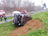 Wypadek koło Karlina. Samochód ciężarowy uderzył w skarpę [ZDJĘCIA]