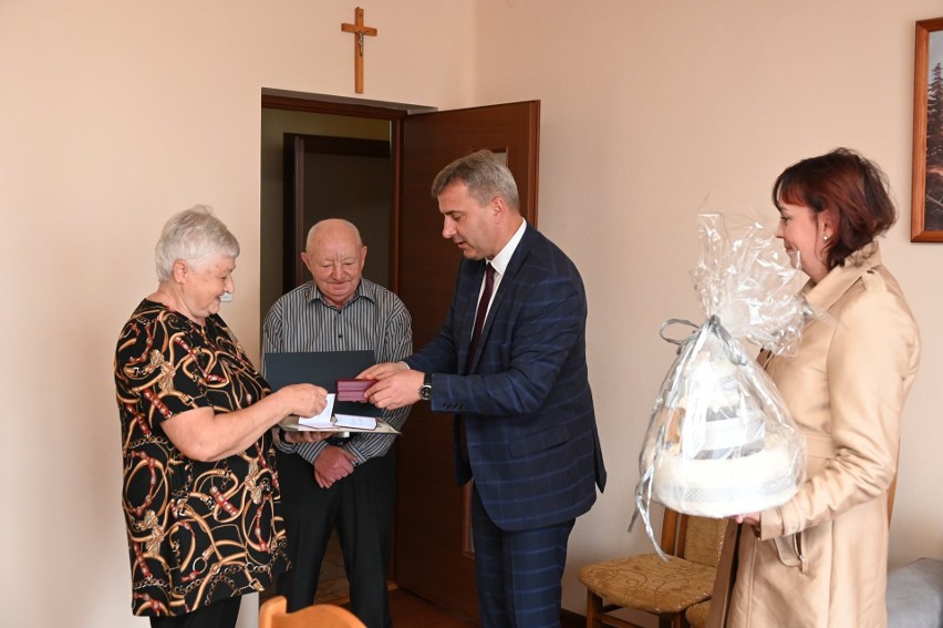 Piękny jubileusz złotych godów świętowały kolejne pary z gminy Daleszyce. Były życzenia, kwiaty i wspaniałe prezenty (ZDJĘCIA)