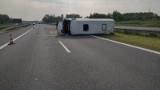 Wypadek ukraińskiego busa na autostradzie A4 pod Tarnowem. Cztery osoby zostały przewiezione do szpitala, występowały utrudnienia w ruchu