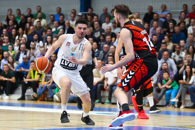 Koszykarze FutureNet Śląska Wrocław w piątym, decydującym, meczu półfinału play-off pokonali 82:81 Czarnych Słupsk i awansowali do finału, w którym stawką będzie awans do Energa Basket Ligi. Środowy mecz rozgrywano w Wielofunkcyjnej Hali AWF. ZOBACZ ZDJĘCIA Z MECZU Śląsk Wrocław - Czarni Słupsk!