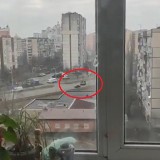 Rosyjski czołg celowo rozjechał cywilne auto z kierowcą w środku. Mężczyzna cudem przeżył. Ludzie uwalniali go z wraku [Video]