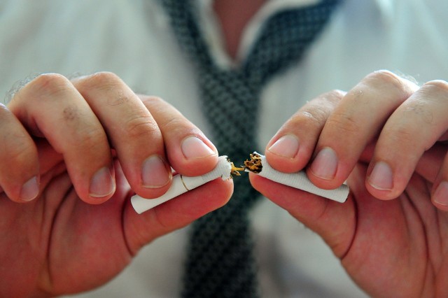 Regularne palenie papierosów wpływa na stan zdrowia całego organizmu i może zwiększać ryzyko rozwoju nowotworów. Dowiedz się z kolejnych slajdów, jakie korzyści mogą wynikać z rzucenia palenia.