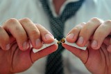 Dlaczego warto rzucić palenie? Rezygnacja z tytoniu zmniejsza ryzyko raka płuc, poprawia koncentrację, a także odmładza wygląd skóry