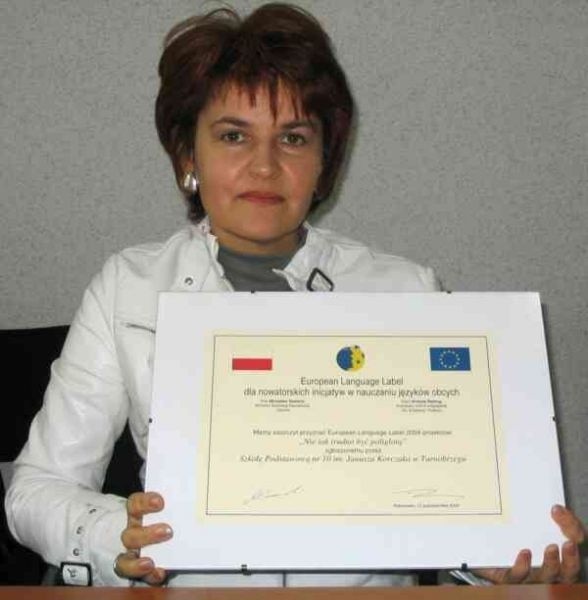 Dyrektor &quot;Dziesiątki&quot; Maria Gugała-Chmiel z dumą prezentuje uzyskany certyfikat