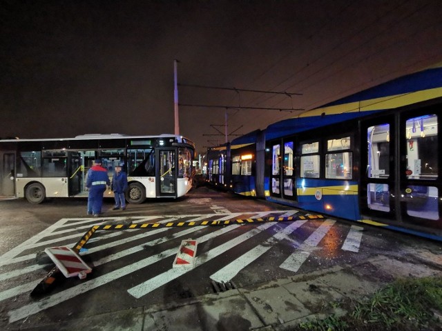 Wypadek na placu Hoffmanna w Toruniu. W poniedziałek (23 grudnia) przed godziną 17 doszło do zderzenia autobusu linii nr 32 i tramwaju - linii nr 2. Jak poinformowała nas policja, nikt odniósł poważniejszych obrażeń. W miejscu kolizji utworzyły się jednak spore korki. Przypomnijmy, że do zdarzenia doszło w przededniu otwarcia przebudowanego ronda.