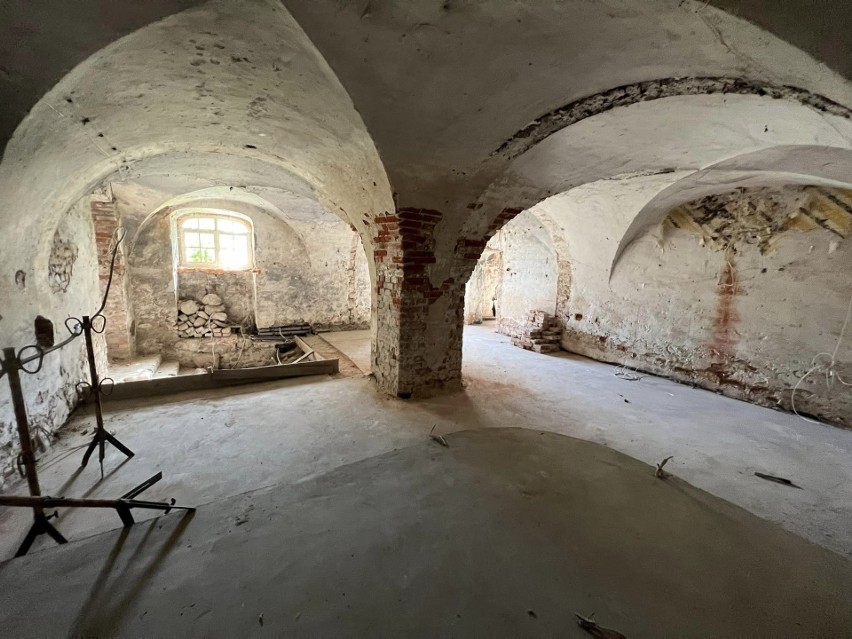 Wnętrza pałacu w Dąbroszynie, choć częściowo zdewastowane i...