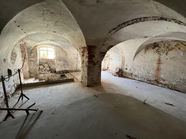 Wnętrza pałacu w Dąbroszynie, choć częściowo zdewastowane i wymagające remontu, wciąż robią ogromne wrażenie. Zachowało się sporo sztukaterii, stare kominki, zdobienia i inne elementy, które stanowią o jego wyjątkowości.