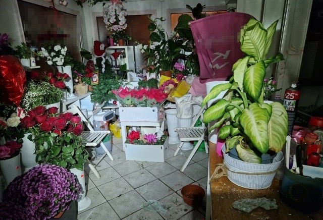 Właścicielka kwiaciarni oceniła straty na kwotę kilku tysięcy złotych.