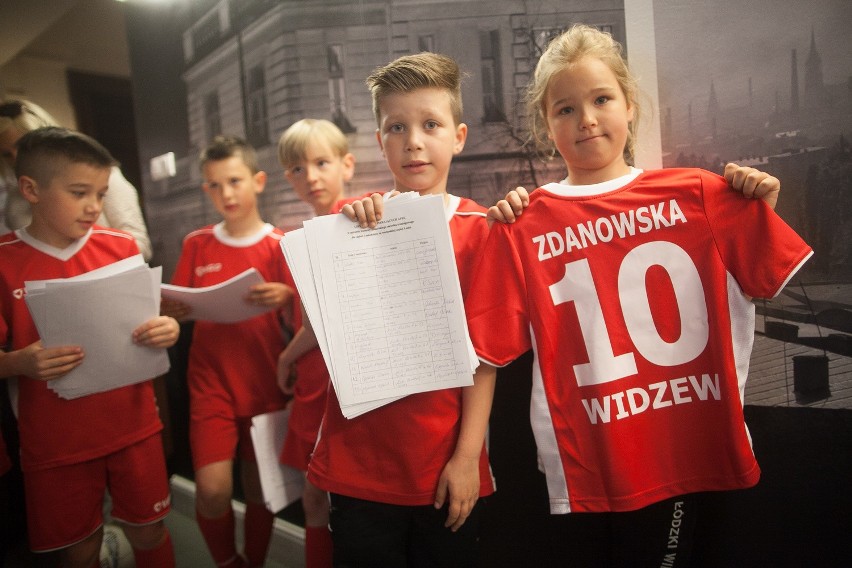 Młodzi piłkarze z Widzewa spotkali się z Hanną Zdanowską. Zebrali 2 tys. podpisów ws. budowy boiska