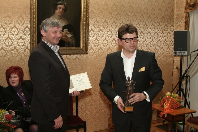 Tytuł "Mecenasa Roku 2010&#8221; i brązową statuetkę Atamana, otrzymała firma DORBUD S.A. z Kielc, a nagrodę odebrał osobiście prezes &#8211; Tomasz Tworek.( z prawej) Medal Józefa Brandta przyznano Zakładowi Masarskiemu KRAWCZYK z Mleczkowa, Nagrodę odebrał właściciel firmy &#8211; Sylwester Krawczyk.(z lewej)