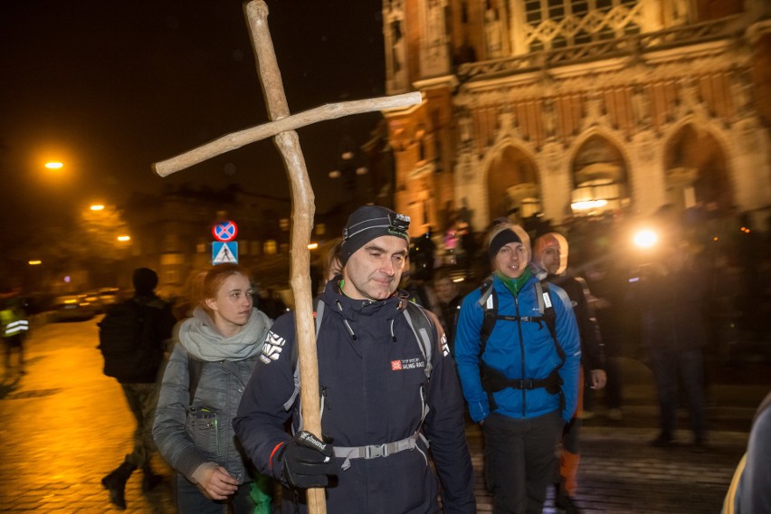 Setki kilometrów w milczeniu. Ekstremalna Droga Krzyżowa ruszyła po raz 9. [NOWE ZDJĘCIA] [WIDEO]