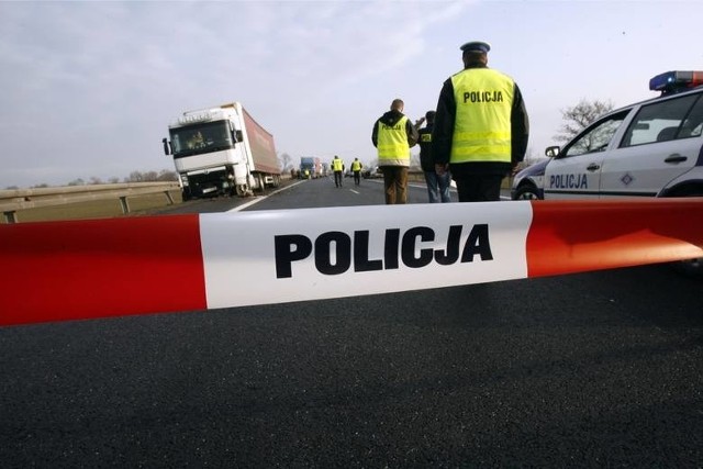 Do wypadku doszło o godzinie 13.36 na drodze S11 w kierunku Poznania. Na wysokości miejscowości Głuchowo, przy zjeździe na autostradę A2 zderzyły się trzy samochody ciężarowe i auto osobowe.