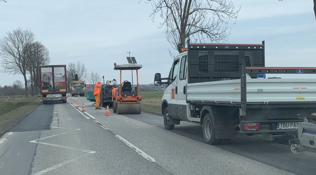 Prace na drodze wojewódzkiej 766 pomiędzy Pińczowem a Kijami w środę, 22 marca.