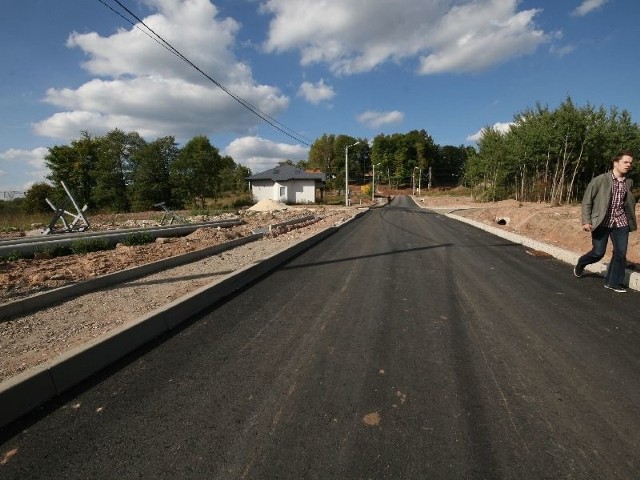 Remont drogi w Zachełmiu coraz bliżej zakończenia. Pozostało jedynie między innymi położyć ścieralną warstwę asfaltu i położyć chodnik.