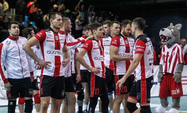 Asseco Resovia przegrała we własnej hali z AZS Politechnika Warszawa 2:3 (24:26, 21:25, 25:22, 25:19, 14:16).