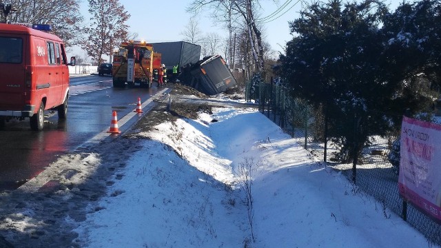 Ciężarowe volvo wpadło do rowu i potrąciło kobietę