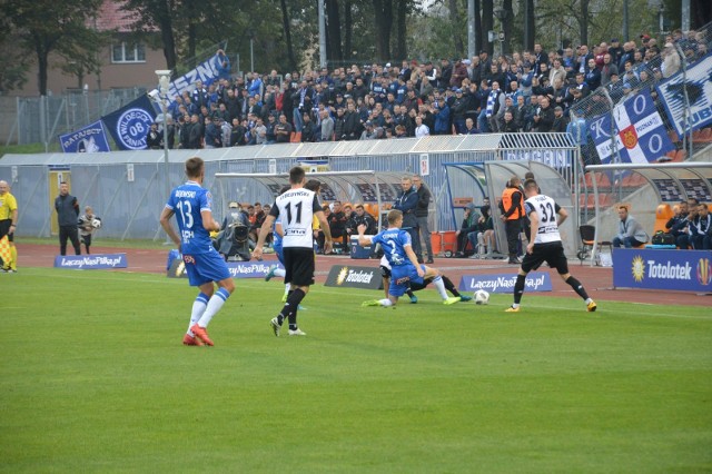 Lech Poznań zrobił w Głogowie to co do niego należało. Wygrał z pierwszoligowcem 2:0 (bramki Gytkjaer 75 i Skrzypczak 84) i awansował do 1/16 finału Totolotek Pucharu Polski. Słabo do 70 minuty grającego Kolejorza odmienił jak za dotknięciem czarodziejskiej różdżki Joao Amaral, który zaczął rozgrywać piłkę, tak jak się powinno to robić. Portugalczyk zaliczył aż trzy kluczowe podania, ale to pierwsze, do Gytkjaera, było decydujące.