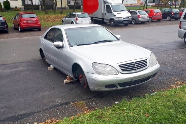 Skradziony mercedes został rozebrany na części.