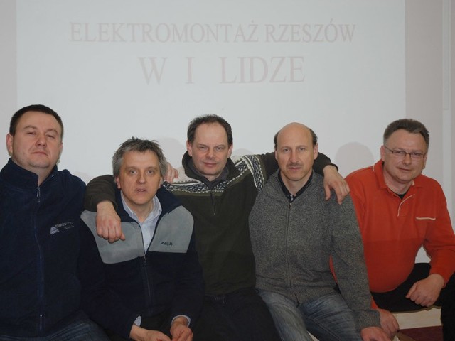 Elektromontaż Rzeszów. Nz. siedzą od lewej: Tomasz Ukraiński, Jacek Znamirowski, Marek Pietraszek (kapitan), Roman Opaliński, Przemysław Zawada.