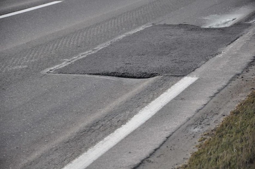 Kierowcy narzekają, że remont nawierzchni na trasie z...