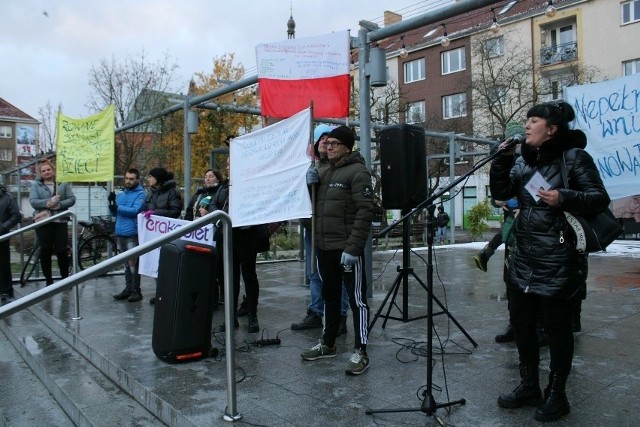 Grupa rodziców i ich przyjaciół protestowała w 26 listopada przed koszalińskim ratuszem