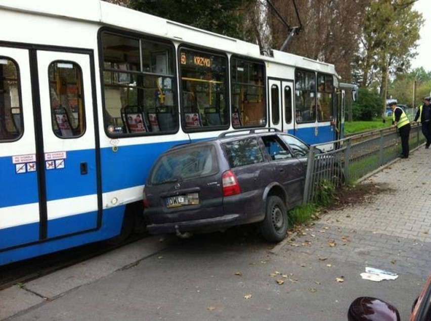 Wypadek na Krakowskiej. Auto zakleszczone między tramwajem i barierką (ZDJĘCIA)