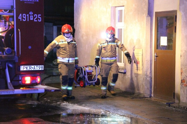 W czwartek, 3 lutego, o godz. 20:00 doszło do pożaru w budynku mieszkalnym przy ul. Fabrycznej w Krotoszynie. Na miejsce zostały wysłane 4 zastępy strażaków i patrol policji. Czytaj dalej i zobacz zdjęcia z akcji strażaków --->