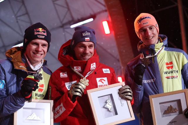 Czołowa trójka konkursu indywidualnego na skoczni normalnej w Planicy, od lewej: Andreas Wellinger (Niemcy, srebro), Piotr Żyła (złoto), Karl Geiger (Niemcy, brąz).