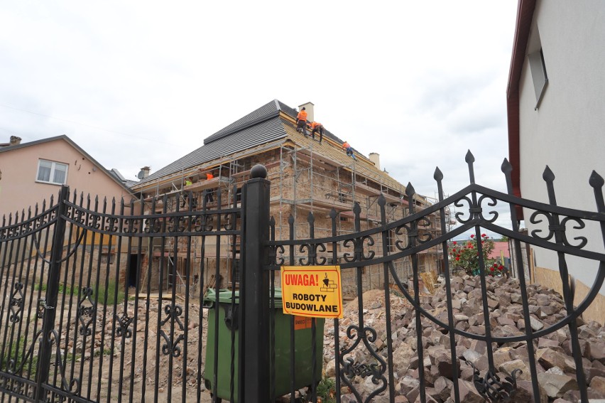 XVII-wieczna zabytkowa synagoga w Chęcinach odzyskuje dawny blask. Trwają intensywne prace przy dachu