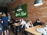 Kebab Piri-Piri w Łodzi otwarty. MrKryha zdradzał sekrety pysznego mięsa. Ile kosztuje kebab sygnowany przez MrKryhę? 