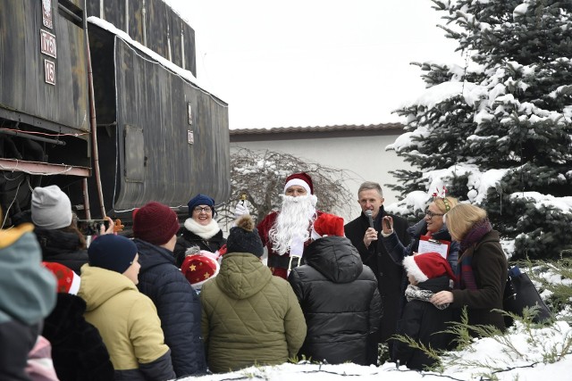 Magiczne Mikołajki w Sędziszowie. Dzieci wraz z Mikołajem zapaliły świąteczne iluminacje obok zabytkowej lokomotywy. Zobaczcie więcej na kolejnych slajdach