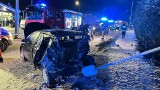 Wypadek w Kazimierzy Wielkiej. Zderzyły się dwa samochody, trzy osoby poszkodowane. Na miejscu śmigłowiec ratowniczy