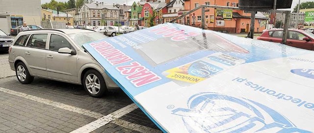 Opel po "spotkaniu&#8221; z latającą reklamą na parkingu przy ulicy Jana Pawła II. 