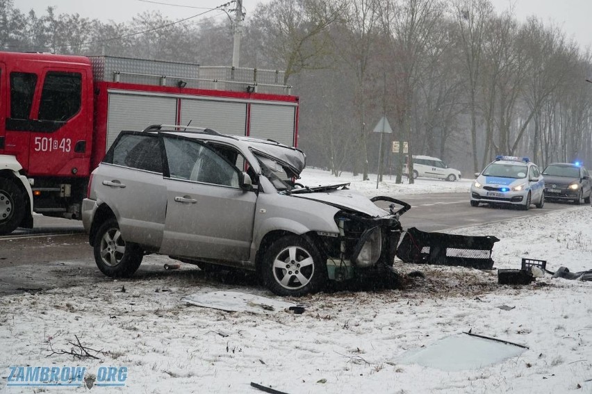 Zbrzeźnica. Wypadek zablokował DK63. Ciężarówka zderzyła się z osobówką. Nie żyje mężczyzna [ZDJĘCIA]