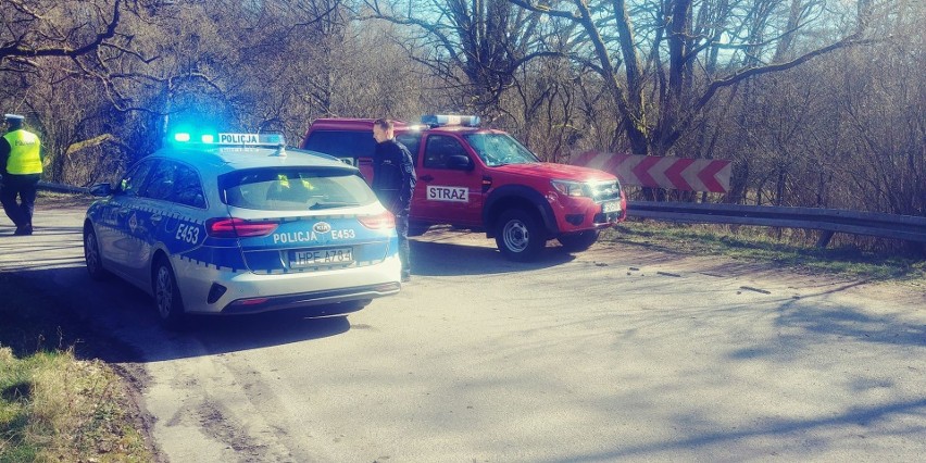 Auto osobowe wpadło do rzeki Drawy w okolicy Starego...