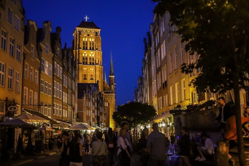 Nocne zdjęcia Gdańska. Setki turystów i mieszkańców korzystają z ciepłych wieczorów