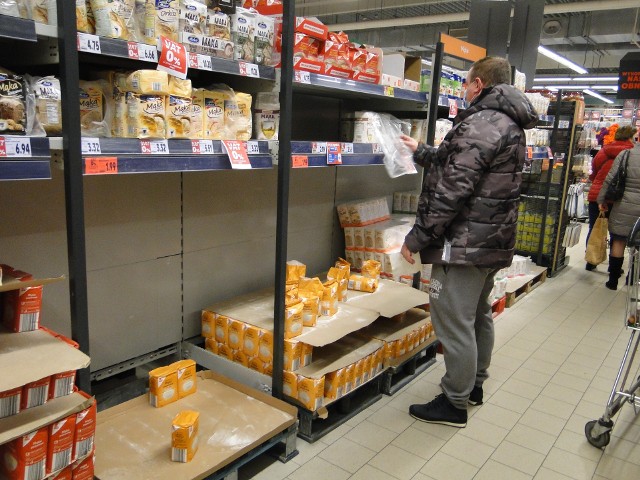 W sklepach w Radomiu nie brakowało towarów, klienci wykupywali jedynie tańszy gatunek mąki.