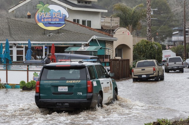 Liczne burze, które w ostatnich dniach nawiedziły Kalifornię spowodowały zalania wielu osiedli