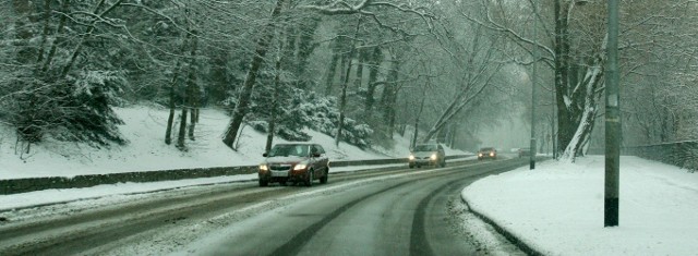 Od wczoraj wiele dróg województwa jest przysypanych śniegiem.
