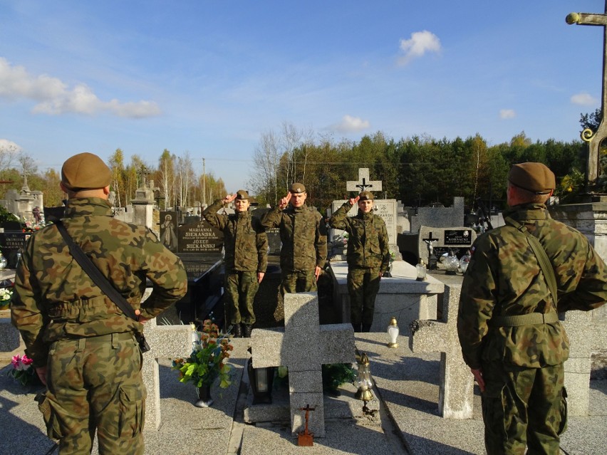 Terytorialsi z 62. Batalionu Lekkiej Piechoty w Radomiu porządkowali groby bohaterów